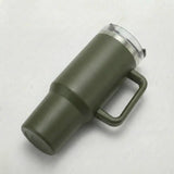 gourde en acier inoxydable vert foret tenue en main pendant une randonnee