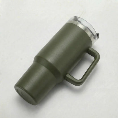 gourde en acier inoxydable vert foret tenue en main pendant une randonnee