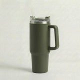 gourde isotherme inox 500ml vert foret posee sur un bureau en bois naturel