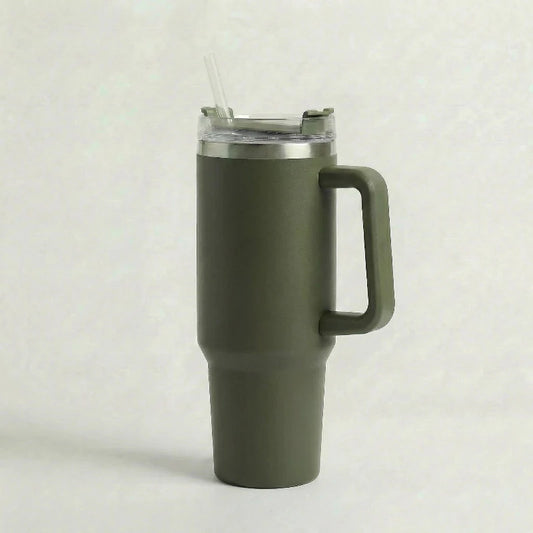gourde isotherme inox 500ml vert foret posee sur un bureau en bois naturel
