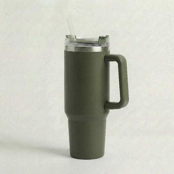 gourde isotherme inox 500ml vert foret posee sur un bureau en bois naturel