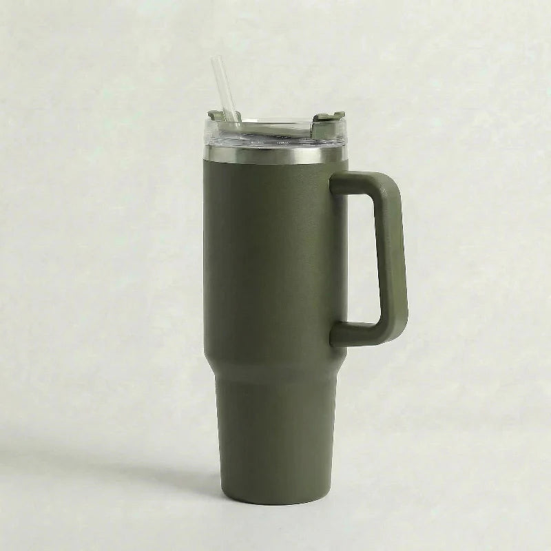 gourde isotherme inox 500ml vert foret posee sur un bureau en bois naturel